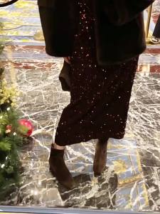 กระโปรงยาวครึ่งตัวกำมะหยี่ปักเลื่อมกระโปรงสะโพกผู้หญิงกระโปรงยาวปานกลางทรงตรงย้อนยุคแวววาวกระโปรงสีดำรุ่นใหม่สำหรับฤดูใบไม้ร่วงและฤดูหนาว