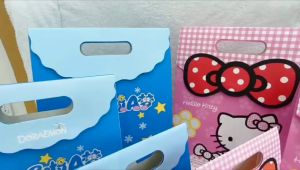 (ถุงไทย)..มาใหม่..ถุงกระดาษ ซองของขวัญ ขยายข้าง เจาะหูหิ้ว แบบฝาปิด มี 3 ขนาด ลายการ์ตนู พร้อมส่ง