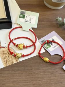 ริบบิ้นสีแดงน่ารัก Sanrio Kawaii สร้อยข้อมือโลหะสำหรับผู้หญิง ติดผม ของขวัญเพื่อนสาว รูปทรง 3 มิติ วัสดุโลหะผสม