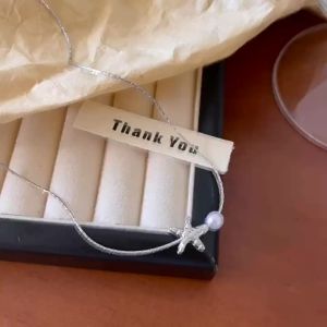 0 บาท⚡️⚡️⚡️ QKJ  สร้อยคอแฟชั่นจี้สร้อยคอไข่มุกปลาดาวสีเงินสดใสเครื่องประดับโซ่กระดูกไหปลาร้าเครื่องประดับสำหรับงานแต่งงานงานเลี้ยงผู้หญิงของขวัญสำหรับเด็กผู้หญิง