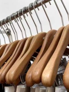 Thickened Wide Shoulder Wooden Clothes Hanger for Womens Clothing Store Logo Wooden Color Clothes Hangers without Trace