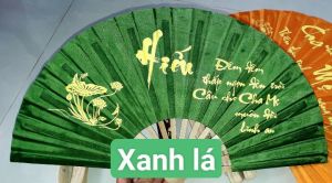Một chiếc quạt nan tre Vải có 14 nan và dài 30 cm có viết Thư pháp
