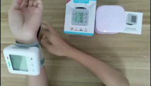 Monitor Tekanan Darah Elektronik Otomatis Sepenuhnya Bahasa Inggris Tipe Pergelangan Tangan