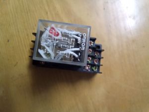 Rơ le trung gian omron 110/120 VAC kèm đế - thiết bi điện