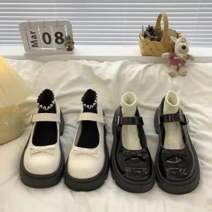 ⚡Amandad Stores⚡รองเท้าส้นหนาของผู้หญิงแมรี่เจน รองเท้าหนังโบว์รอบนิ้วเท้าฤดูร้อนใหม่ รองเท้านักเรียนที่หวานและเท่ห์