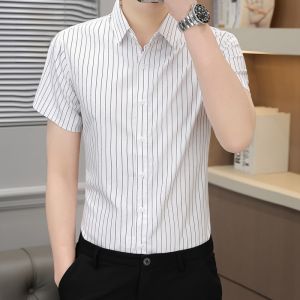 ROMON | เสื้อเชิ้ตผู้ชายฤดูร้อนบางหลวมสบาย ๆ แขนสั้นผ้าไหมน้ำแข็งทรงสลิมฟิต ปกเสื้อผ้าทำงาน สีขาว ลายทาง ผ้าโพลีเอสเตอร์ 75.5%