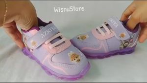 Sepatu Anak Perempuan Nyala Lampu LED Labubu\\n\\n Apa Itu Sepatu Anak Perempuan Nyala Lampu LED Labubu?\\n\\nSebagai sepatu anak perempuan yang dilengkapi dengan lampu LED, sepatu Labubu anak memberikan pengalaman berjalan yang unik dan menarik bagi anak-anak. Dengan desain modern dan fitur LED yang berkelap-kelip, sepatu ini tidak hanya menarik perhatian tetapi juga memberikan kenyamanan dan keamanan yang optimal.\\n\\n Keunggulan Sepatu Labubu Anak\\n\\nBeberapa keunggulan sepatu Labubu anak antara lain:\\n\\n- Desain modern dan menarik dengan lampu LED yang berkelap-kelip\\n- Bahan berkualitas tinggi untuk kenyamanan dan keamanan\\n- Ukuran yang pas dan fleksibel untuk kaki anak-anak\\n\\n Desain Sepatu Anak Perempuan Modern & LED\\n\\nDesain sepatu Labubu anak menggabungkan elemen-elemen modern dan menarik, seperti warna-warna cerah dan lampu LED yang berkelap-kelip. Hal ini membuat sepatu ini menjadi pilihan yang sempurna bagi anak perempuan yang mencari sepatu yang tidak hanya nyaman tetapi juga menarik.\\n\\n Keamanan & Kenyamanan Sepatu Anak\\n\\nKeamanan dan kenyamanan adalah prioritas utama dalam desain sepatu Labubu anak. Bahan berkualitas tinggi digunakan untuk memastikan kenyamanan dan keamanan saat anak-anak berjalan atau berlari. Selain itu, ukuran sepatu yang pas dan fleksibel juga membantu mencegah cedera dan memberikan rasa nyaman pada kaki anak-anak.\\n\\n Bagaimana Memilih Sepatu Anak Perempuan Nyala Lampu LED Labubu yang Tepat?\\n\\nMemilih sepatu anak perempuan nyala lampu LED Labubu yang tepat bisa menjadi tantangan, tetapi ada beberapa hal yang dapat Anda pertimbangkan untuk memastikan bahwa Anda mendapatkan sepatu yang sesuai dengan kebutuhan anak Anda.\\n\\n Cara Memilih Ukuran Sepatu yang Pas untuk Anak\\n\\nUntuk memastikan bahwa sepatu Labubu anak pas dan nyaman, penting untuk memilih ukuran yang tepat. Anda dapat melakukan ini dengan mengukur kaki anak Anda dan membandingkannya dengan ukuran sepatu yang tersedia. Jika Anda tidak yakin, jangan ragu untuk menghubungi penjual untuk bantuan.\\n\\n Kriteria Penting dalam Memilih Sepatu Anak\\n\\nSelain ukuran, ada beberapa kriteria penting lainnya yang harus dipertimbangkan ketika memilih sepatu Labubu anak, seperti:\\n\\n- Bahan berkualitas tinggi untuk kenyamanan dan keamanan\\n- Desain modern dan menarik\\n- Lampu LED yang berkelap-kelip untuk daya tarik visual\\n\\n Tips Memilih Sepatu Anak Perempuan LED yang Aman & Nyaman\\n\\nBerikut adalah beberapa tips untuk memilih sepatu Labubu anak yang aman dan nyaman:\\n\\n- Pilih bahan berkualitas tinggi yang tahan lama dan nyaman\\n- Pastikan sepatu pas dan tidak terlalu ketat atau longgar\\n- Cek lampu LED untuk memastikan mereka berfungsi dengan baik\\n\\n Manfaat Menggunakan Sepatu Anak Perempuan Nyala Lampu LED Labubu\\n\\nMenggunakan sepatu Labubu anak memiliki banyak manfaat, mulai dari kenyamanan dan keamanan hingga daya tarik desain modern dan lampu LED.\\n\\n Kenyamanan & Keamanan saat Berjalan\\n\\nSepatu Labubu anak dirancang untuk memberikan kenyamanan dan keamanan optimal saat anak-anak berjalan atau berlari. Bahan berkualitas tinggi digunakan untuk memastikan kenyamanan dan keamanan, sementara ukuran yang pas dan fleksibel membantu mencegah cedera.\\n\\n Daya Tarik Desain Modern & LED\\n\\nDesain modern dan lampu LED yang berkelap-kelip membuat sepatu Labubu anak menjadi pilihan yang menarik bagi anak perempuan. Ini bukan hanya sepatu yang nyaman, tetapi juga sepatu yang menarik perhatian dan membuat anak-anak merasa percaya diri.\\n\\n Manfaat Lainnya dari Sepatu Anak Perempuan Nyala Lampu LED Labubu\\n\\nSelain kenyamanan, keamanan, dan daya tarik desain, sepatu Labubu anak juga memiliki manfaat lain, seperti:\\n\\n- Membantu anak-anak merasa lebih percaya diri dan bersemangat\\n- Meningkatkan keselamatan saat berjalan di malam hari dengan lampu LED yang berkelap-kelip\\n- Membantu anak-anak merasa lebih aman dan nyaman saat bermain atau belajar\n}