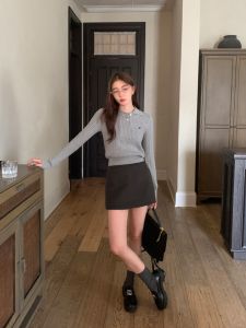 เสื้อสเวตเตอร์คอโปโลถักสีเทา ปักลาย แขนยาว ทรงสลิมฟิต สำหรับผู้หญิง ฤดูใบไม้ผลิ 2025 ผ้าฝ้ายผสม