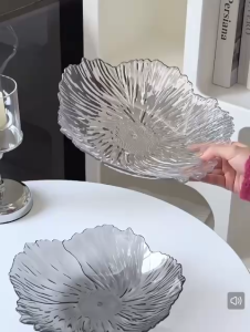 Âu Đựng Mứt Kẹo Thủy Tinh Pha Lê Lớn – Đường kính 26cm độ trong suốt vượt trội thiết kế xoáy ốc độc đáo ở trung tâm tôn vinh vẻ quý phái và đẳng cấp của gia chủ trong dịp Tết.