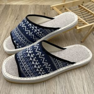 รองเท้าแตะผ้ามัดย้อมมือถ่ายลมสำหรับฤดูร้อน รองเท้าแตะแบบแบนสำหรับใส่ในบ้านสำหรับทั้งชายและหญิง รองเท้าแตะแบบสวมสำหรับคู่รัก รองเท้าแตะพื้นนุ่มกันลื่นสำหรับพื้นไม้