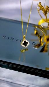 Kalung Rantai Gold Clover Hitam Wanita Dan Pria Titanium Lapis Emas 23k / Kalung Wanita Motif Clover Titanium Terbaru