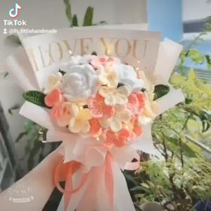 [Ảnh thật - Có sẵn] Quà tặng bó hoa 4 bông hồng và 18 hoa lưu ly bằng len handmade