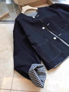 แจ็คเก็ตยีนส์สองด้านสไตล์สตรีทสำหรับผู้หญิง ทรงหลวม ทรงปกติ แขนยาว ฤดูใบไม้ผลิ 2025 แจ็คเก็ตยีนส์ทรงสก็อต