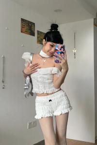 กางเกงขาสั้นทรงพองเอวสูงลายผีเสื้อสีขาวสำหรับผู้หญิงในช่วงฤดูร้อนปี 2024 ดีไซน์พับ ยืดหยุ่นได้หลากหลาย สไตล์หวาน