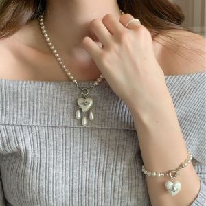 สร้อยคอไข่มุก Vivien Westwood SHEPYL จี้รูปจันทรคราสลายนูนรูปดาวเสาร์ หัวใจ และหยดน้ำสามหยด สร้อยคอเส้นเล็ก