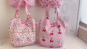 🎀พื้นที่เยอะกว่าที่ตาเห็น!🐰✨𝕄𝕒𝕣𝕣𝕠𝕟 ℂ𝕣𝕖𝕒𝕞 กระเป๋าถือ ด้านในมีช่องแบ่ง 1 ช่องเล็ก ด้านบนมีกระดุมปิด วัสดุทำจากผ้านุ่ม กันน้ำ ขนาด 26×24 cm.