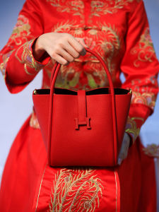 กระเป๋าผู้หญิงทรงถังสีแดงสำหรับงานแต่งงาน ความจุขนาดใหญ่ กระเป๋าสะพายข้างแบบสะพายไหล่ข้างเดียว กระเป๋าผู้หญิงแบบลำลอง