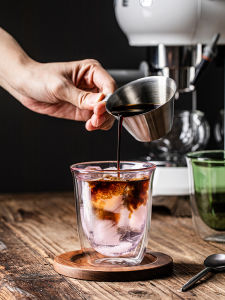 แก้วกาแฟสองชั้นวัสดุ Borosilicate ระบายความร้อนได้ดีสำหรับผู้หญิงที่ใช้ในบ้าน สไตล์ฝรั่งเศส เครื่องเขียนแบบสดใหม่