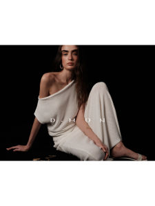 ชุดเดรส DMON เอวสูง ไหล่ข้างเดียว ผ้าไหมเซลล์ลูซิ่ม คอวี แขนยาว ชุดผู้หญิงสุดเก๋ เทรนด์ฤดูใบไม้ผลิ 2025