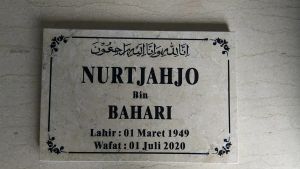 BATU NISAN LEMPENGAN MUSLIM/NON MUSLIM BAHAN MARMER UJUNG PANDANG