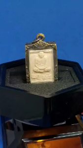 BE2521(1978)大名鼎鼎高僧龙婆空大德(泰三大”碰派”圣物大師之一请參阅以下说明）骑虎自身经粉牌已包好古典铜制佛牌壳 Super Famous Master Monk Lp Kong Nur Phong(holy Powder) Self Image Ride Tigxr AmuletWith Brass Made amulet casing