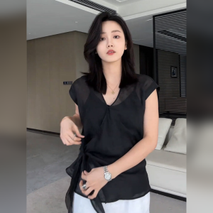 YUFUQING | เสื้อเชิ้ตคอวีสีดำผูกเอวสไตล์เกาหลีสำหรับผู้หญิงในช่วงฤดูร้อนปี 2025 เสื้อเชิ้ตทรงเข้ารูปดีไซน์ใหม่ที่ทำให้คุณดูสง่างามและบางเฉียบ