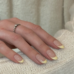 Yellow French Style Wearable Nails Simple Elegant Short Almond-Shaped Fake Nails for Easy Manicure Application