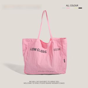 กระเป๋าผ้าใบสีเหลืองความจุขนาดใหญ่ กระเป๋าสะพายไหล่ตัวอักษร Lowclassic กระเป๋าผ้าใบแบบลำลองสำหรับวัยรุ่น