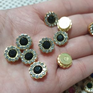 เพชรล้อม  คละสี  ( 50 ชิ้น)   (ด้านหลังราบเรียบไม่มีรู) เพชรล้อมไฮโซ ตกแต่งเหรียญโปรยทาน