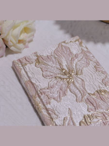 A5 Pink Lotus Handnotebook ผ้าปกแข็งทนทานหน้าผูกเกลียวซ่อนในหู Premium Bump Gold Thread Notebook