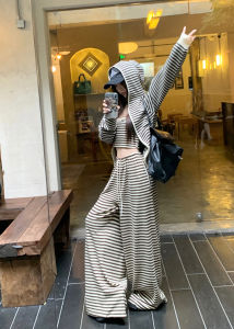 ชุดลายทางลำลองสำหรับผู้หญิง ชุดสามชิ้น แจ็คเก็ตมีฮู้ดและซิป ชุดคลุมไหล่ กางเกงขากว้าง ชุดลำลองฤดูใบไม้ผลิและฤดูใบไม้ร่วง