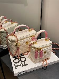 Fashionable Geometric Chain Small Women's Shoulder Crossbody Lipstick Bag & Soft PU Leather Casual Handbag