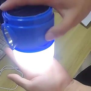 ไฟ LED พลังงานแสงอาทิตย์ รุ่นไฟฉายฉุกเฉินไฟดับ เป็นไฟแคมป์ปิ้ง เมื่อปรับการใช้จ่ายในส่วนของโคมไฟ โคมไฟพกพา