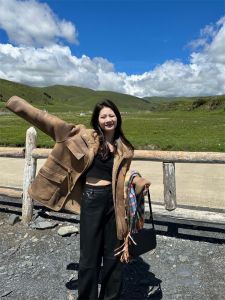 เสื้อแจ็คเก็ตหนังผสมขนแกะสองด้านสำหรับผู้หญิง ฤดูใบไม้ร่วง/ฤดูหนาว 2025 ใหม่ แจ็คเก็ตมอเตอร์ไซค์หนา ขนแกะ ทรงหลวม ปกขนสัตว์