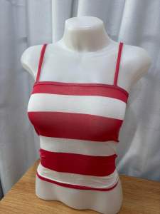 สายเดี่ยวสั้นทรงเกาะอกขนาดฟรีไซด์ มีให้เลือกหลายสี ผ้ายืดตามตัว ใส่สบายไม่ร้อน