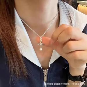 Versi Kalung Mutiara Baroque Ibu Ratu 1:1 Vivienne Deng Adalah Rantai Zuhal Tiga Dimensi Anak Perempuan Kaya Yang Sama