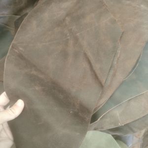 เศษหนังแท้- ออยเครซี่ฮอต (ราคา กก.ละ 160 บาท) : หนังท้องออยเครซี่ สีสนิม  ลายแตก แนววินเทจ /หนา 1.2-1.4 มม./ขนาด:ใหญ่กว่าฝ่ามือขึ้นไป2ฝ่ามือเกือบๆA4