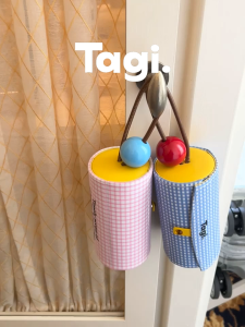 Tagi. Mini Signal Rotating Jewelry Box กระเป๋าใส่เครื่องประดับและเครื่องสำอาง ขนาดเล็กพกพาสะดวก พร้อมด้ามจับหมุนหลายชั้น