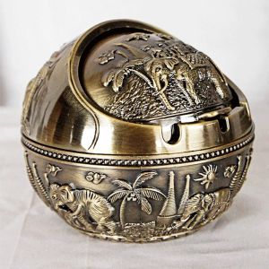 Personalized Ashtray with Lid Creative r Anti-fall Windproof Ashtray Home living Room Tea Room Table Decoration Birthday Gift