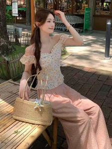 YUEZHONGWEI | เสื้อเชิ้ตแขนสั้นผู้หญิงสไตล์ฝรั่งเศส แขนพอง สีชมพูดอกไม้ ทรงเข้ารูป กระโปรงสั้น ฤดูร้อน 2025 เสื้อคอวี