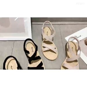 รองเท้าส้นเตี้ยผู้หญิง แบบใหม่ สไตล์เกาหลีซีซั่น 2025  รองเท้าส้นเตี้ยแบบสวม เปิดปลายเท้า พื้นยางออกแบบพิเศษน้ำหนักเบา ใส่ในวันสบายๆ