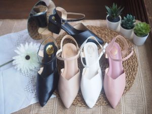 ( พร้อมส่ง) มาเพิ่มรอบนี้วัสดุเป็นหนังค่ะ รองเท้าคัทชูส้นสูง 2.5 นิ้ว ทรงหัวแหลม ดีไซน์สายรัดข้อเท้า ปรับกระชับเท้าได้ค่ะ