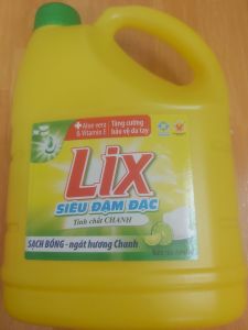 Nước rửa chén LIX Vitamin E Hương Chanh 🍋 Siêu đậm đặc (can 14kg) Sạch bóng ngát hương chanh tăng cường bảo vệ Da tay hàng Việt Nam chất lượng cao do người tiêu dùng bình chọn Sản phẩm Tẩy sạch các vết dầu mỡ mềm mại với da tay...SP của CT BG LIX.