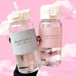 ขวดน้ำกันรั่วขนาด 500 มล. พร้อมหลอดดูดน้ำแบบพกพาสำหรับนักเรียน วัสดุพลาสติกเกรดอาหาร ดีไซน์ทันสมัยเรียบง่าย เหมาะสำหรับใส่เครื่องดื่มและน้ำผลไม้