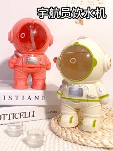 Fashion Astronaut Water Bottle Kids Water Dispenser New Astronaut Water Bottle with Water Cup Strap Water Dispenser Toy for Kids