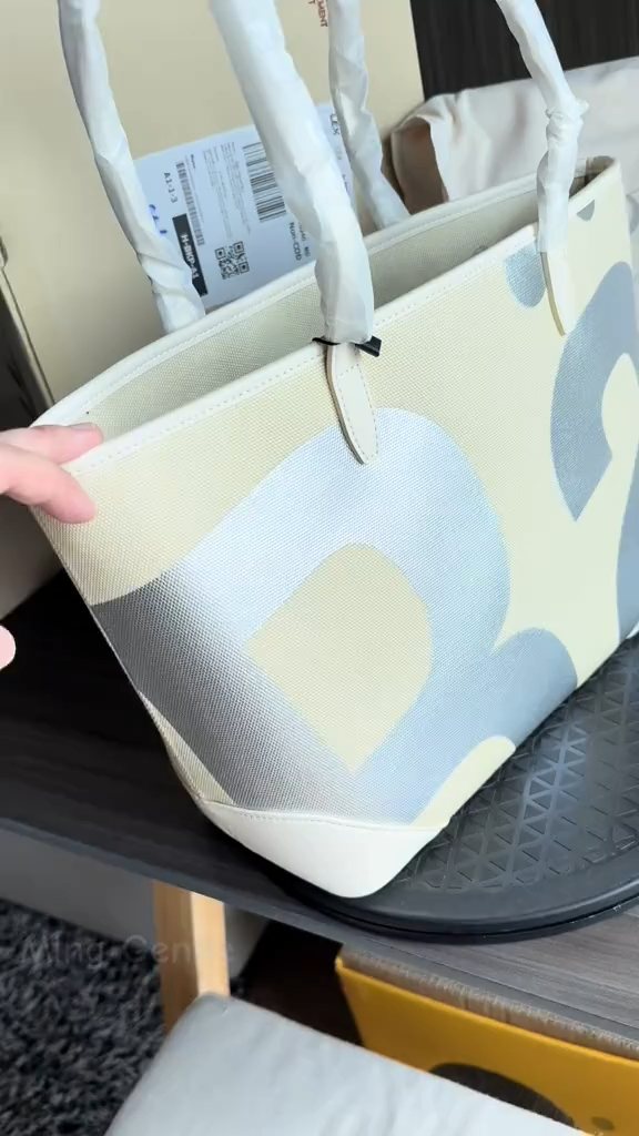 (🍀🍒ของแท้ 100 %💯)Rally City Tote Bag กระเป๋าทรง Tote Bag ลายโลโก้ กระเป๋าถือ สะพายข้าง