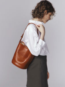 Large Capacity Leather Bucket Bag Womens Single Shoulder Tote Bag Independent Design Spring Summer New Style Casual Fashion