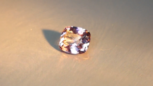 1.74 กะรัต เกรดพรีเมี่ยม! ไดสปอร์สีชมพูเปลี่ยนสีจากเหมืองใต้ดิน จากประเทศอัฟกานิสถาน (มีสินค้าจำนวนจำกัด)