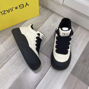 รองเท้าลำลองหนังแท้บุขนแกะหนาสำหรับผู้หญิง ฤดูหนาว 2025 รองเท้าผ้าใบสไตล์วิทยาลัยใหม่ รองเท้าผ้าใบบุขนแกะ รองเท้าผ้าใบทรงกลม