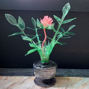 hiasan / pajangan dari botol plastik  yang di bentuk bunga unik dan indah